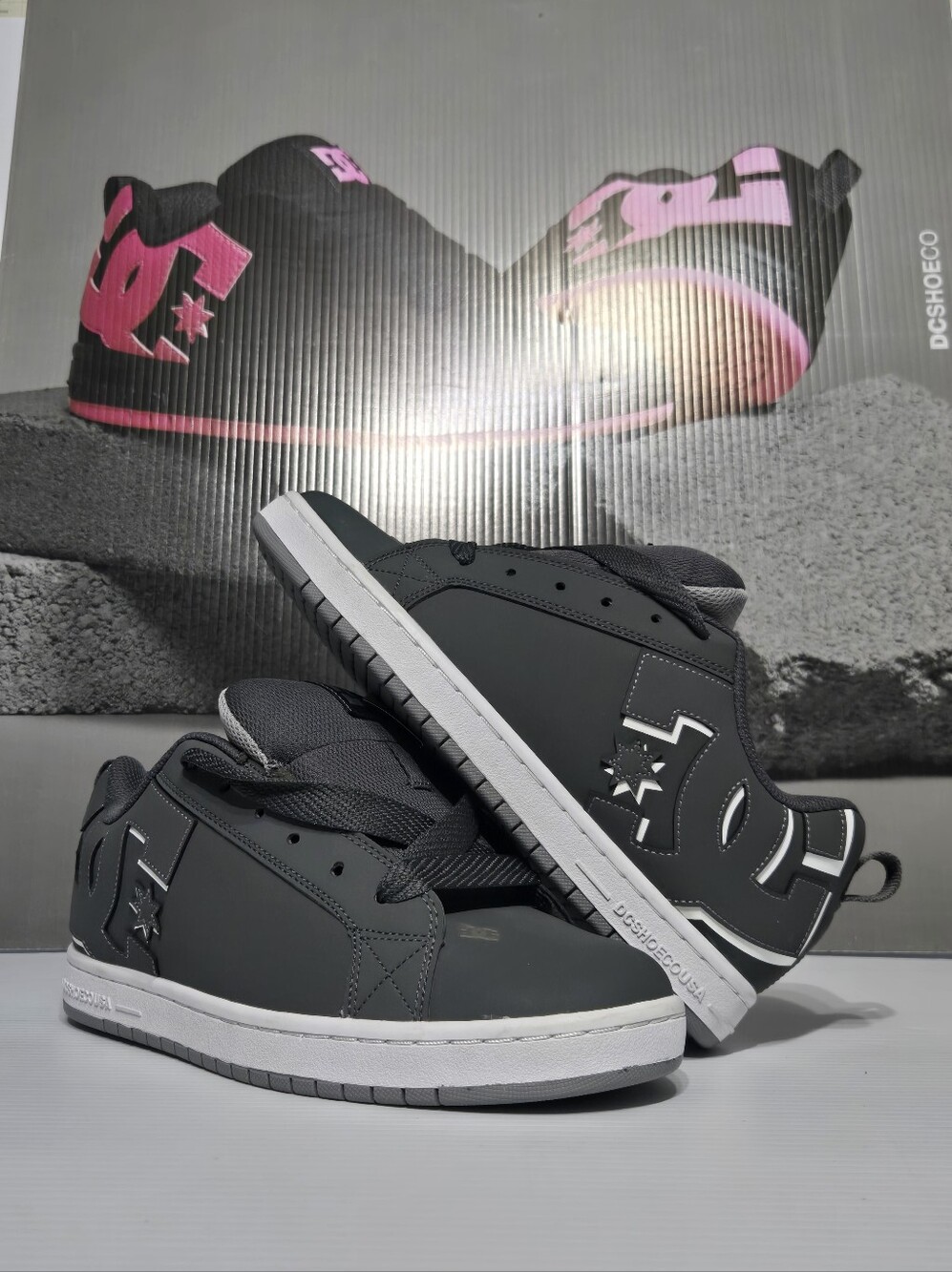 DC Shoes Court Graffik Gray and White Low-Top Skate Sneakers Size 8
